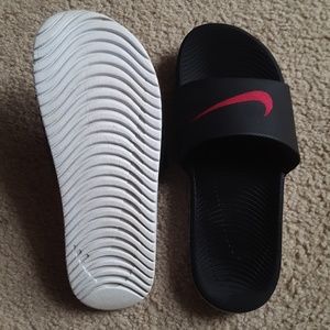 Black and pink Nike kawa slides